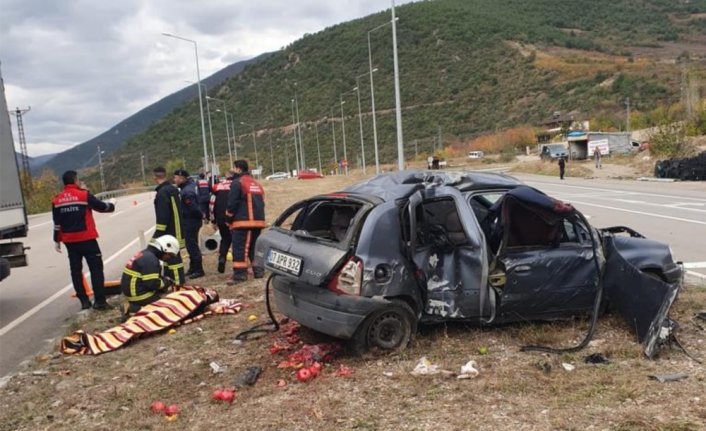 Amasya'da aydınlatma direğine çarpan otomobildeki 3 kişi yaralandı