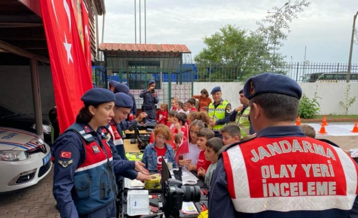 Artvin'de jandarma ekipleri okulları ziyaret ediyor