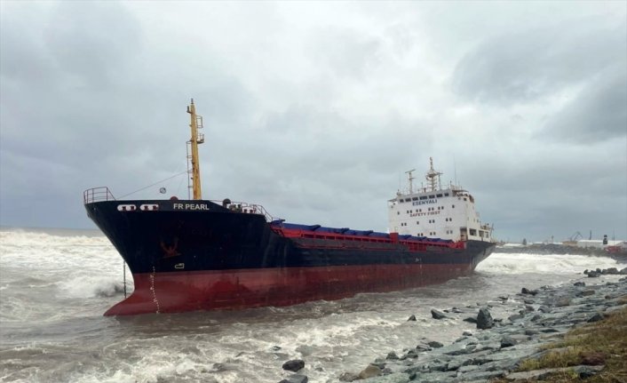 Artvin'de yük gemisi karaya oturdu