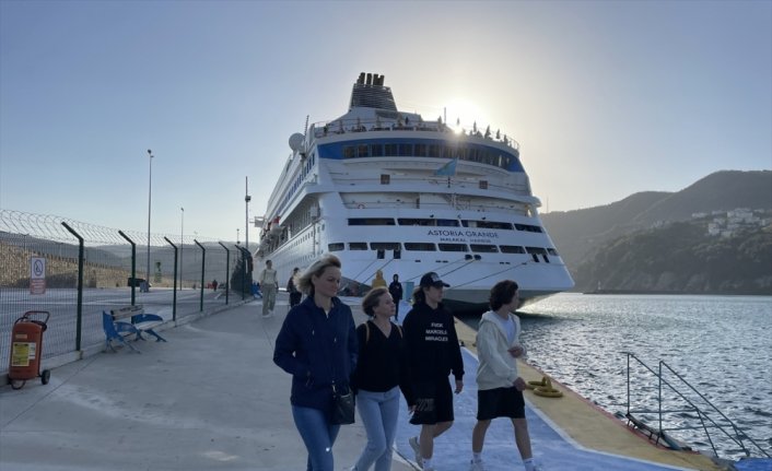 “Astoria Grande“ kruvaziyeri, 954 yolcusuyla Amasra'da demirledi