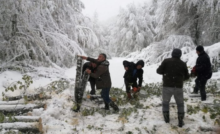 Bolu'da yayla yolunda mahsur kalan 4 kişinin yardımına ormancılar yetişti
