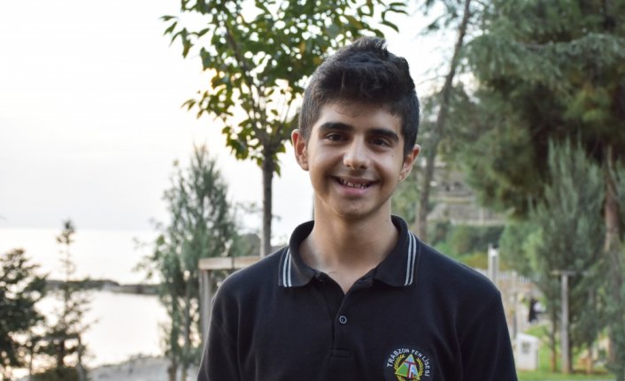 Çocukken göz kanseri ve lösemiyi yenen Boğaçhan'ın hayali aktörlük