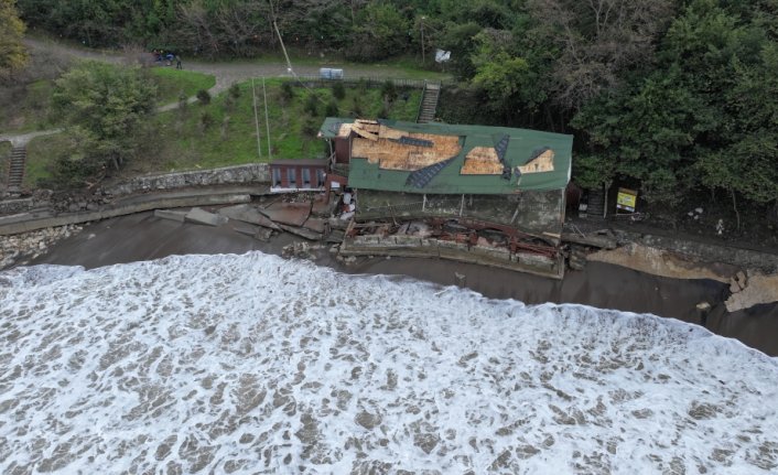 Düzce'de fırtınayla dalgalar yükselince deniz kenarındaki tesis çöktü
