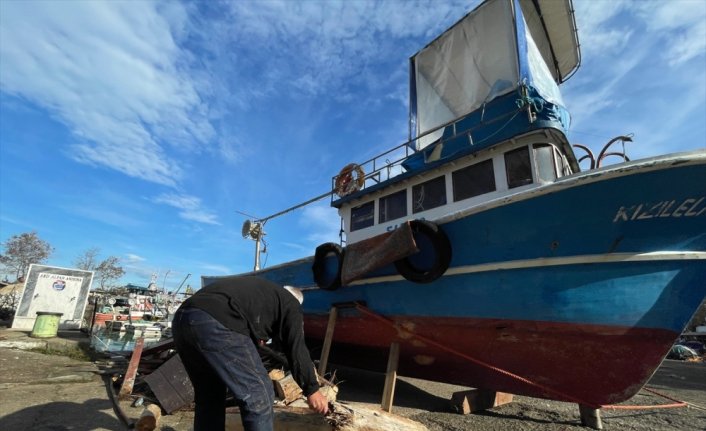 Fırtınanın zarar verdiği Akçakoca Limanı'nda hasar tespiti sürüyor