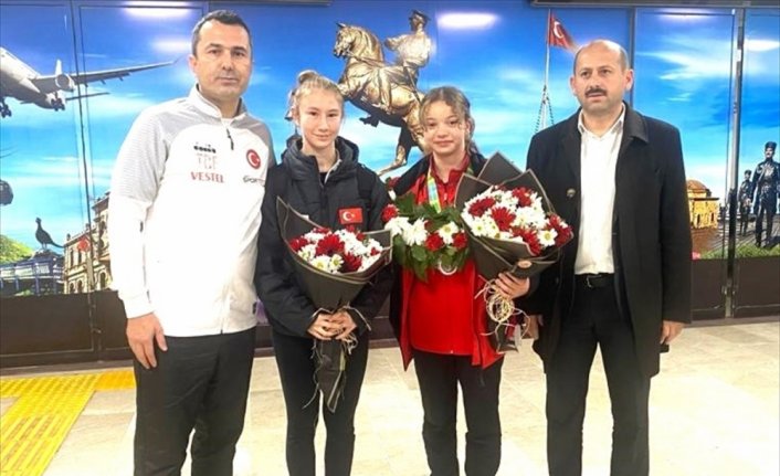 İngiltere'de gümüş madalya kazanan milli cimnastikçiler, Samsun'da çiçeklerle karşılandı