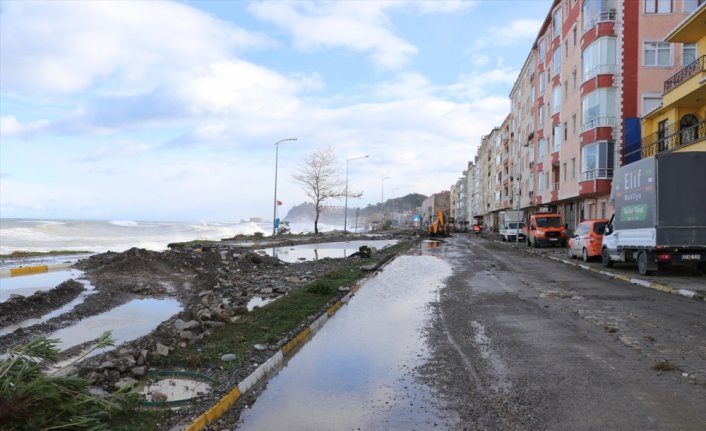 Kastamonu'nun 4 ilçesinde denizin taşmasıyla oluşan zarar giderilmeye çalışılıyor