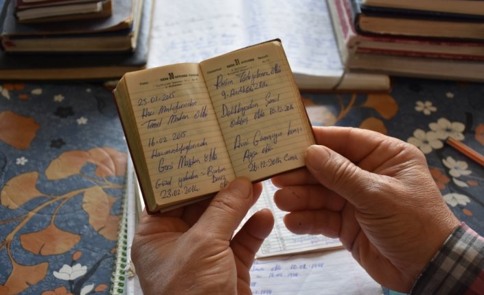 Mahallenin hafızası babasından sonra ona emanet