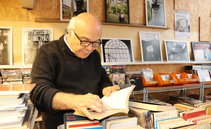 Okuma sevgisiyle biriktirdiği kitaplarla sahaf oldu
