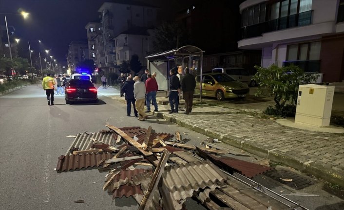 Rize'de etkili olan şiddetli rüzgarda 8 evin çatısı uçtu