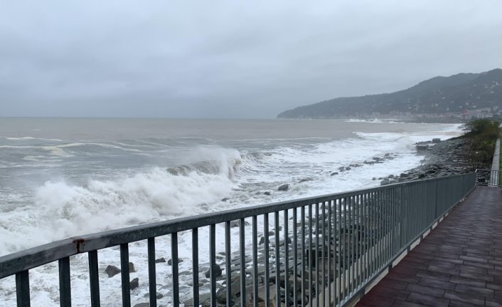 Rize’de fırtına nedeniyle oluşan dev dalgalar Karadeniz Sahil Yolu'na ulaştı
