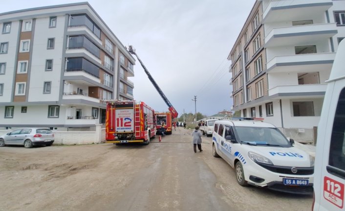 Bafra’da 5 katlı binan çatı katında yangın çıktı