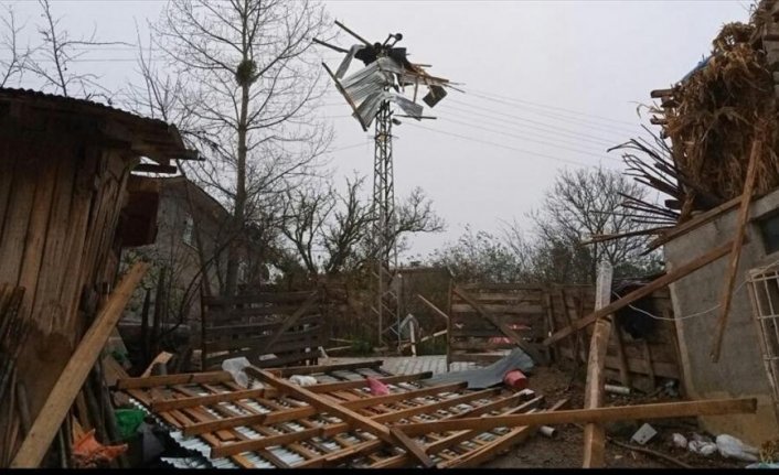 Samsun'da şiddetli rüzgar çatıları uçurdu