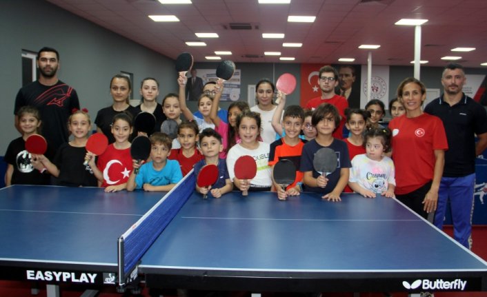 Sinop'ta 200'e yakın genç ve çocuk masa tenisi öğreniyor