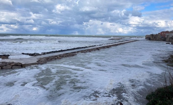 Sinop'ta fırtınayla denizin yüzeyinde köpükler oluştu