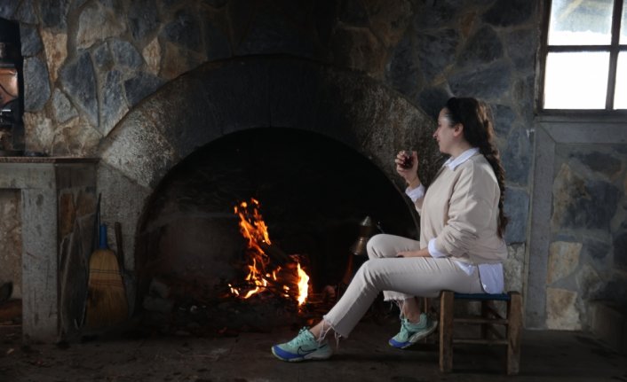 Tarihi handaki “taş ocak“ yıllardır misafirleri için yanıyor