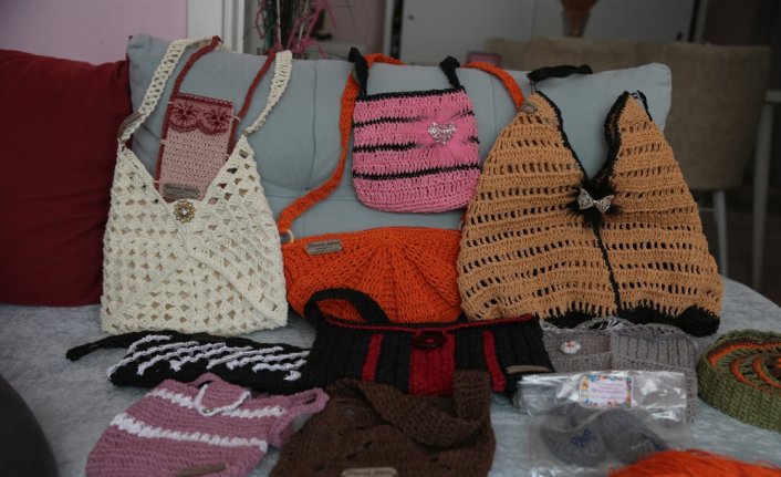 Tokatlı kadın girişimci rafya ipinden çanta örüyor