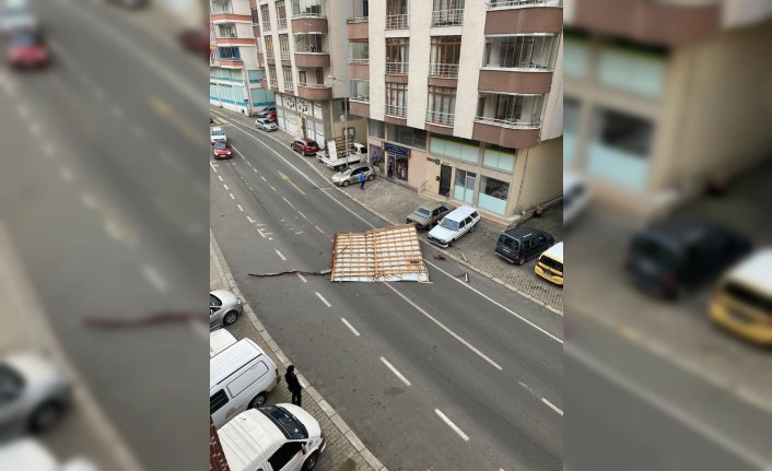 Trabzon'da bir kişi rüzgarda savrulan çatının altında kalmaktan son anda kurtuldu