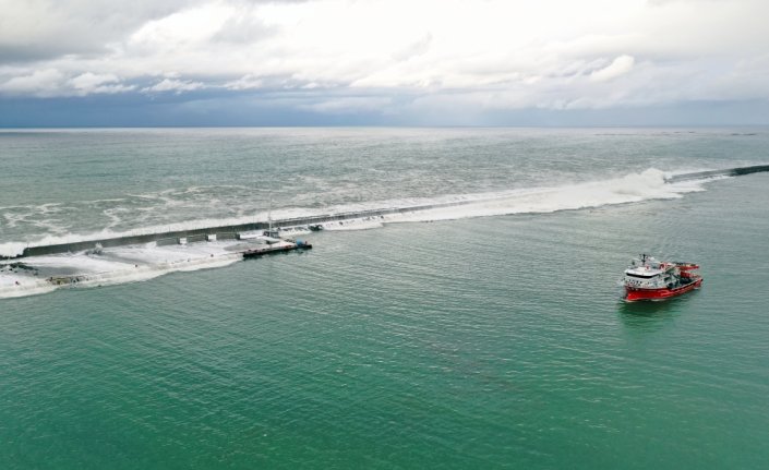 Trabzon'da dalgaların fırtınayla yükselmesi sonucu 5 askeri personel yaralandı