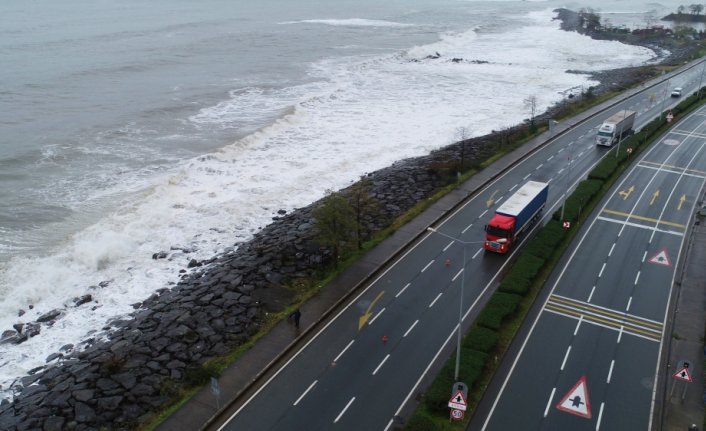 Trabzon'da dev dalgalar Karadeniz Sahil Yolu'nda ulaşımı olumsuz etkiliyor