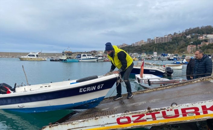 Zonguldak'ta fırtına uyarısına karşı önlem alan balıkçılar teknelerini karaya çekti