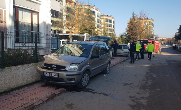 Amasya'da iki otomobilin çarpıştığı kazada sürücüler yaralandı