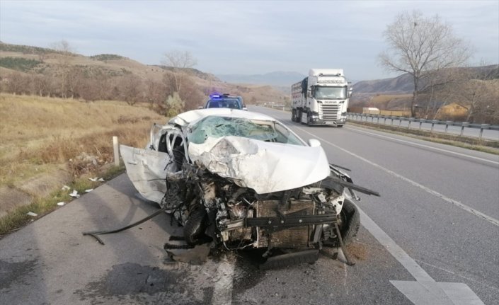 Amasya'da minibüsle otomobil çarpıştı 5'i öğrenci 7 kişi yaralandı