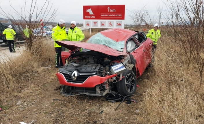 Amasya'da şarampole devrilen otomobildeki 2 kişi yaralandı