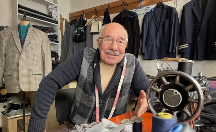 Çocuk yaşta eline aldığı iğne ipliği 70 yıldır bırakmadı