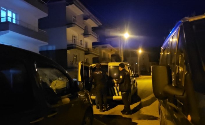 Çorum'da bir kişi ağabeyi ile yeğenini bıçakla yaraladı