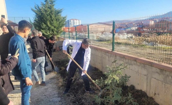 Çorum'da öğrenciler 12 şehit için 12 fidan dikti