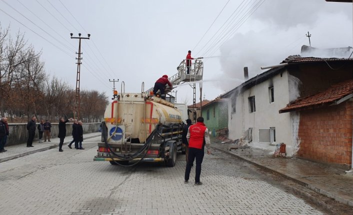 Çorum'da yangın çıkan ev kullanılamaz hale geldi