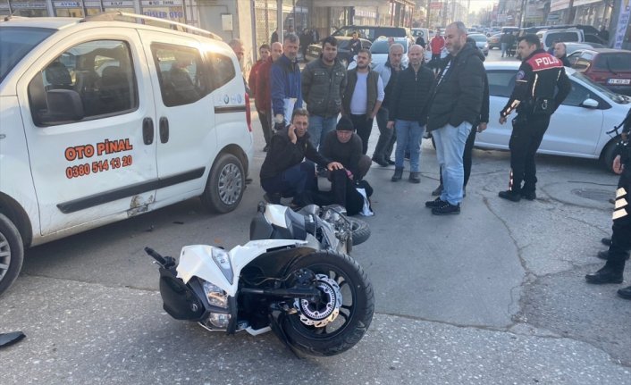 Düzce'de park halindeki otomobile çarpan motosikletin sürücüsü ağır yaralandı