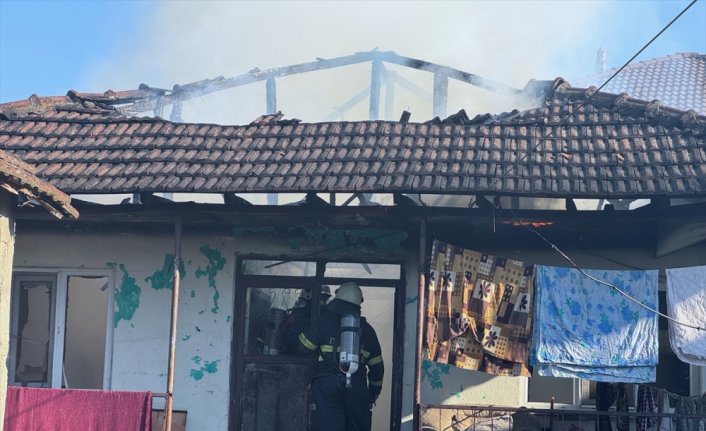 Düzce'de yangın çıkan evdeki yaşlı kadın kurtarıldı