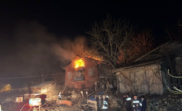 Gerede'de 3 katlı evde çıkan yangın söndürüldü