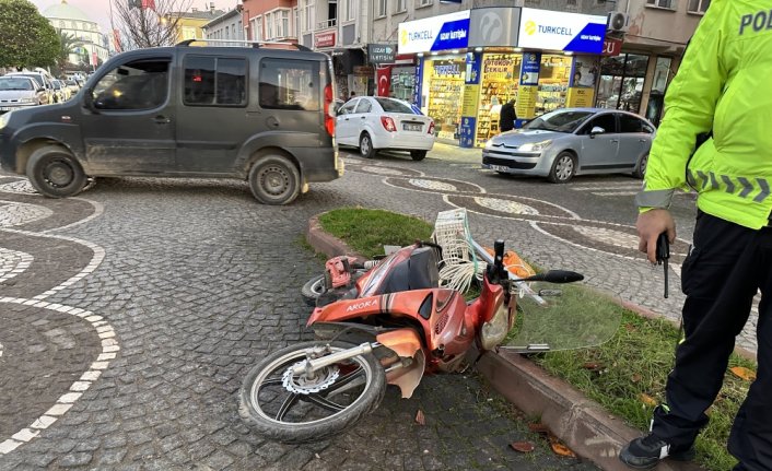 Gerze'de otomobille çarpışan elektrikli motosikletin sürücüsü yaralandı