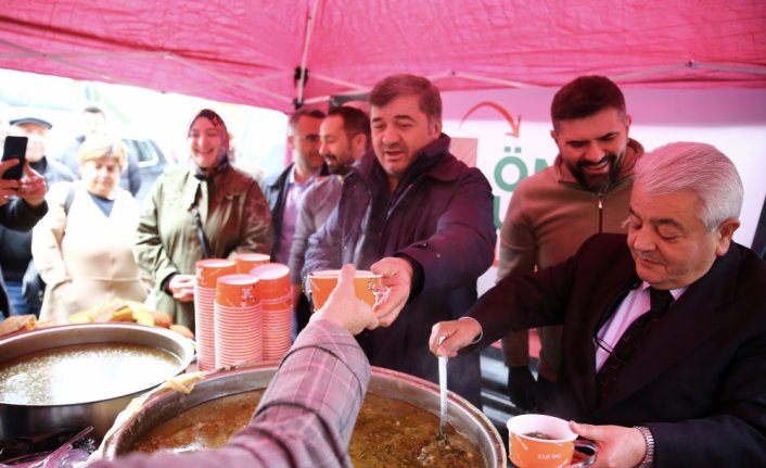 Giresun'da vatandaşlara karalahana çorbası ikram edildi