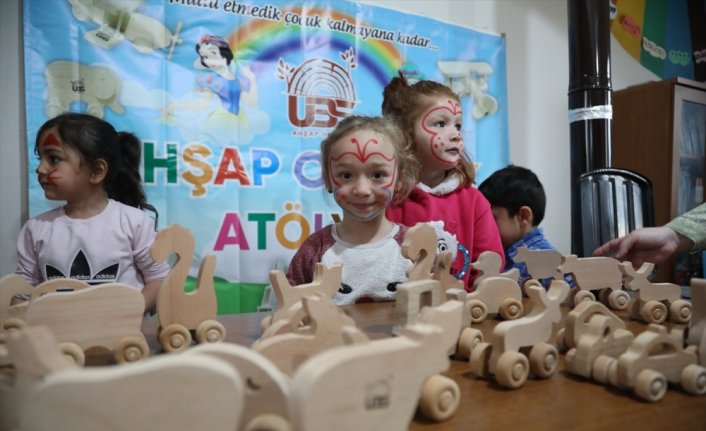 Samsun'da “köy okulu“ öğrencileri boyadıkları ahşap oyuncakların sahibi oldu