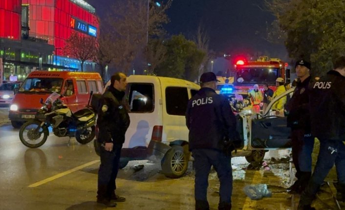 Samsun'da otomobille çarpışan hafif ticari aracın sürücüsü ağır yaralandı