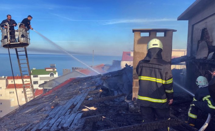 Sinop’ta 5 katlı binanın çatısında çıkan yangın söndürüldü