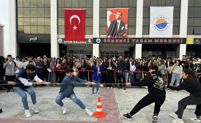 Sinop'ta şenlikte öğrencilere bir ton hamsi ikram edildi