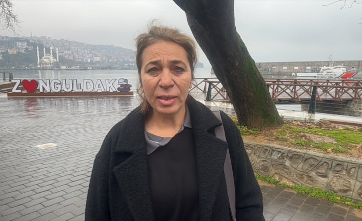 Tokat attığı kadınla gazeteciler önünde özür dileyerek uzlaştı