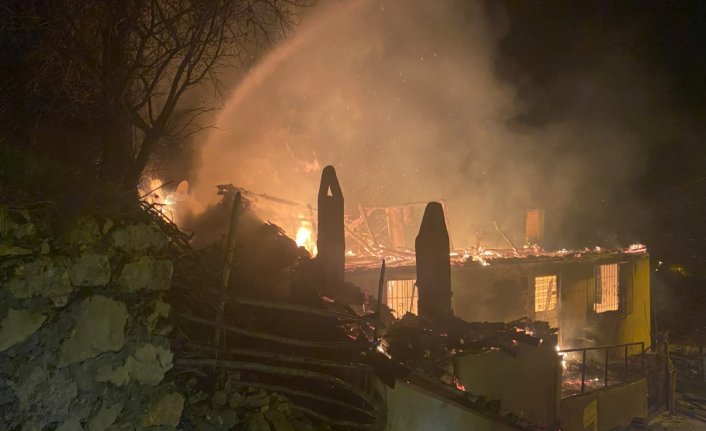 Tokat'ta ahşap evlerinde çıkan yangında mahsur kalan çift dumandan etkilendi