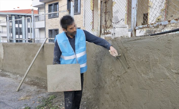 Trabzon'da denetimli serbestlik yükümlüsü okul inşaatında çalışıyor
