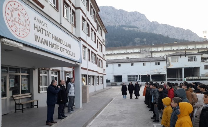 Amasya'da okullarda şehitler için saygı duruşunda bulunuldu