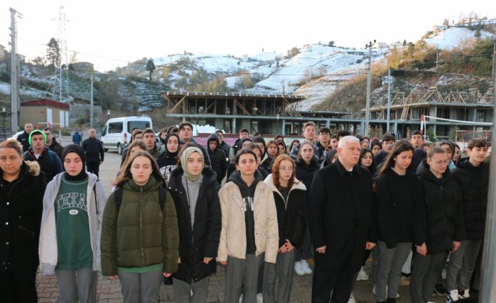 Of'taki okullarda şehitler için saygı duruşunda bulunuldu