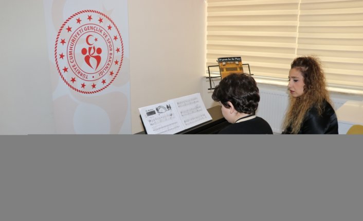 Otizmli Kayra, hassas müzik kulağı sayesinde kısa zamanda piyano çalmayı öğrendi