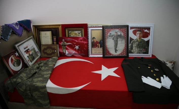 Şehit ailesi oğullarının hatıralarını odasında yaşatıyor