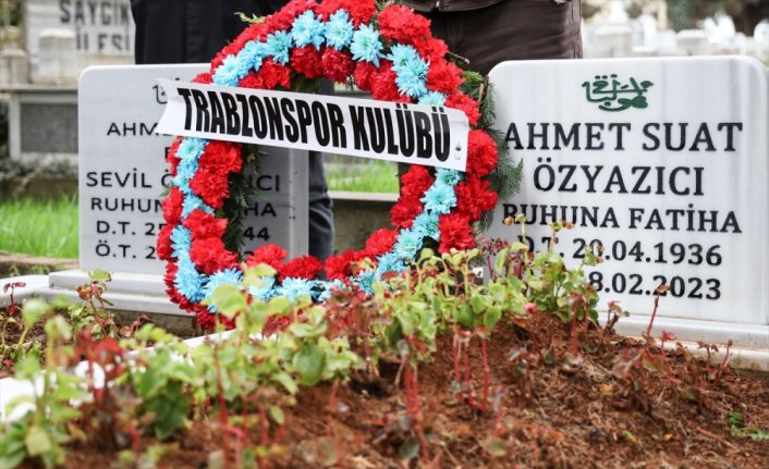 Ahmet Suat Özyazıcı, kabri başında anıldı