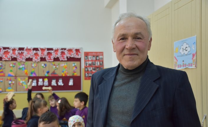 Ahşaptan oyuncaklar yapıyor, çocukları mutlu ediyor