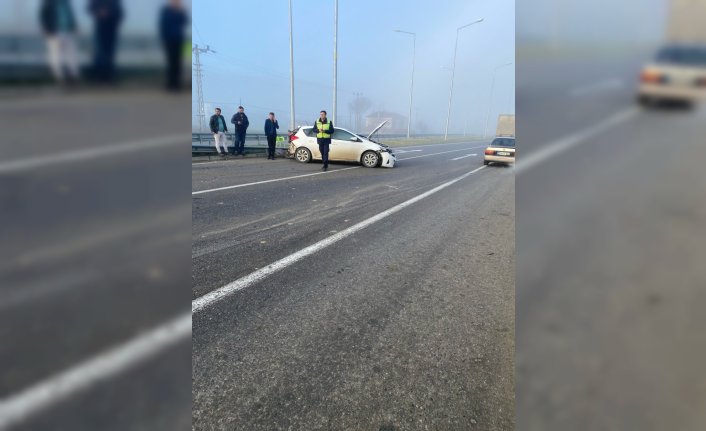 Alaçam'da otomobil ile kamyon çarpıştı, 1 kişi hafif yaralandı